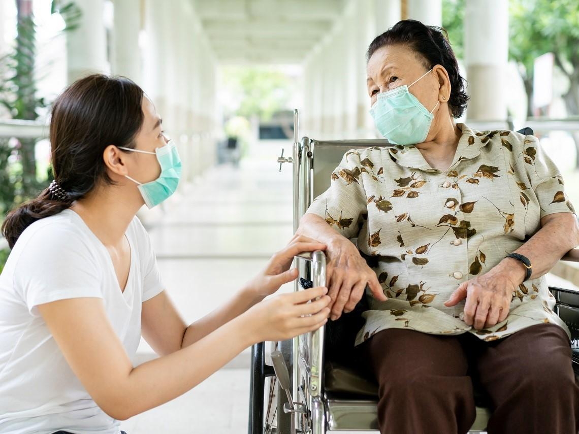 媳婦就該顧公婆?夫甩鍋照護、連紙尿褲都要她自費買…6成照顧者最痛「這件事」:長照4包錢減負擔