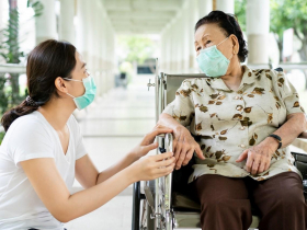 媳婦就該顧公婆？夫甩鍋照護、連紙尿褲都要她自費買…6成照顧者最痛「這件事」：長照4包錢減負擔