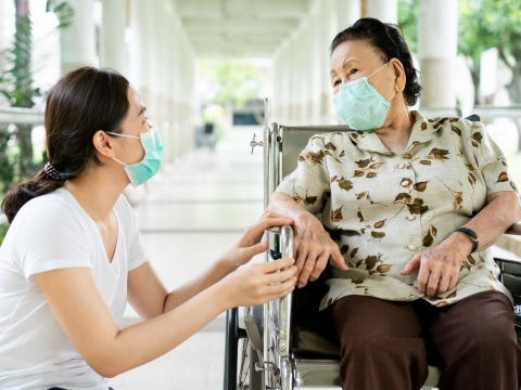 媳婦就該顧公婆？夫甩鍋照護、連紙尿褲都要她自費買…6成照顧者最痛「這件事」：長照4包錢減負擔