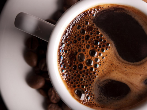 每天喝●杯咖啡能防「巴金森氏症」！追蹤800人長達30年證實：風險大降5倍…停經後女性尤其明顯