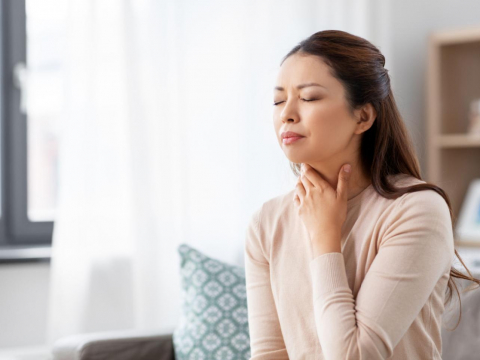 最近感冒人變多？喉嚨癢、咳不停、酸倦…醫曝「真正禍首」：6招防病毒入侵，做1事就「贏一半」