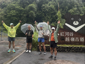 雨天爬山仍心繫道奇世界大賽戰況！吃過很多桶仔雞，這隻特別有韌度...老謝讚賞：出乎預料好吃