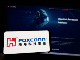 鴻海(2317)大漲130%想追，但股價250元不敢入手？小資族卡位高含鴻量ETF，這2檔賺90%照嗨