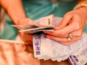 普發一萬銀行加碼，八大行庫「這家」嗨給6萬刷卡金！合庫、華南銀、土銀…抽iPhone17、mo幣優惠