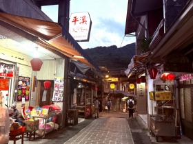 平溪老街一日遊踩點必看！火車天頂飛、放天燈、走訪全台最老的郵筒…百年歷史山城超有意思