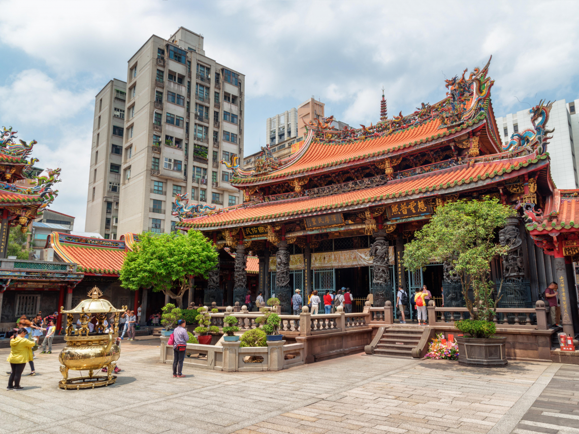 龍山寺外面擺攤賣個資？影印雙證件領1000「一堆長輩排隊」...警方出手了，超扯動機曝光