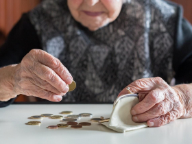 「孩子要繳房貸，我怎能花？」熟齡族集體陷消費焦慮…醫曝3面向重建金錢觀：聰明花錢比節儉更重要