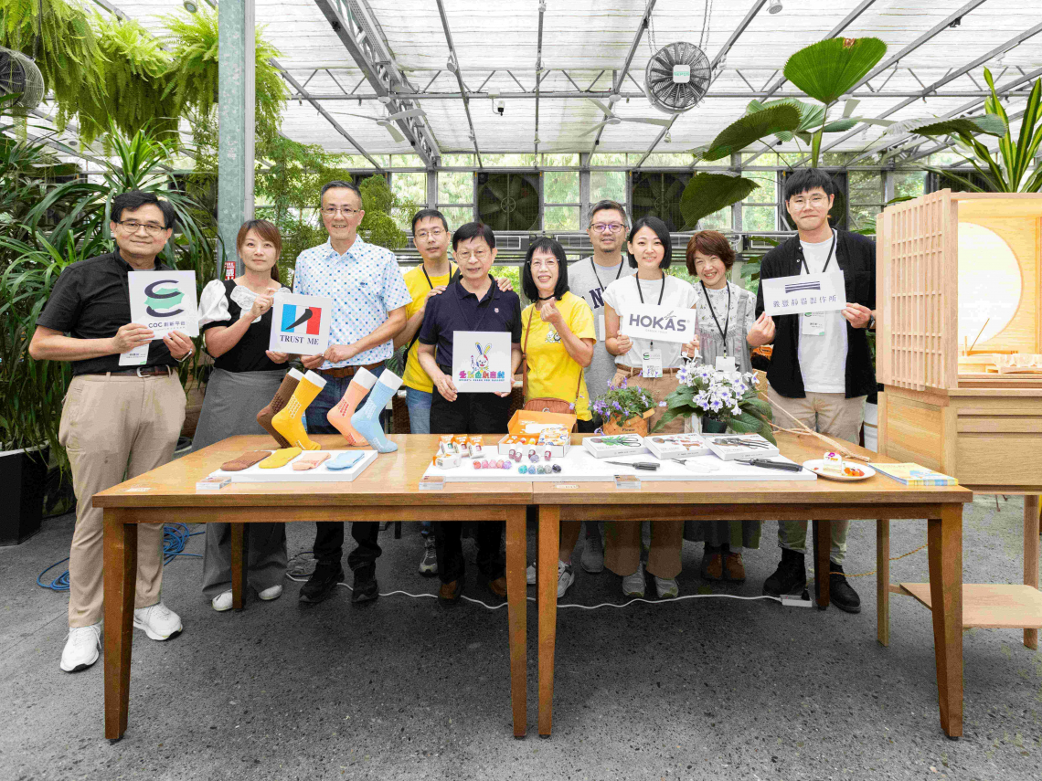 為了活下去，他們拚出「千元襪子」、兒童能塗指甲油！幫父親翻譯看到剪刀商機、神桌也變時尚…