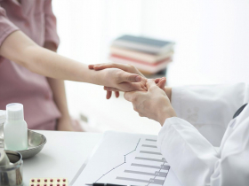 打電腦、騎機車卻手麻如電擊？ 腕隧道症候群作祟  針灸鬆筋可改善