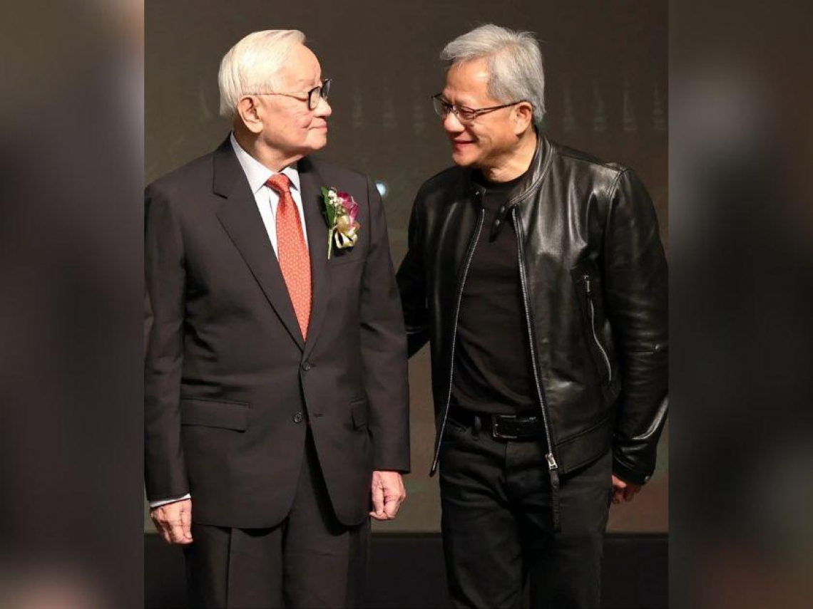 黃仁勳來了！首站台南參訪台積電3奈米廠、明天再去運動會「碰面張忠謀老友們」，還會帶啥好消息？