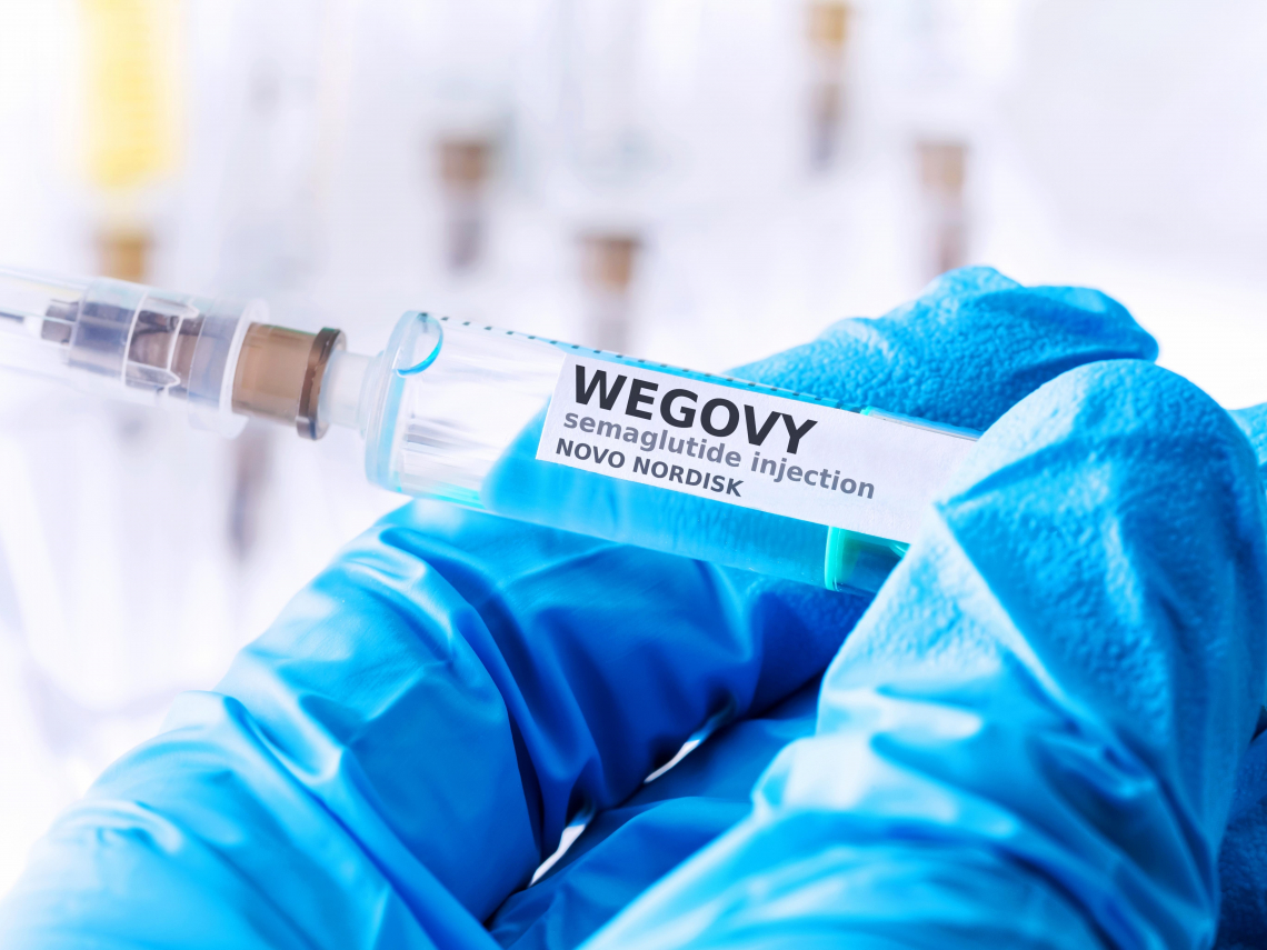 影／3款熱銷減肥藥宣布大降價，藥廠高層站著突倒下…白宮直播立刻中斷，川普無奈表情全被拍