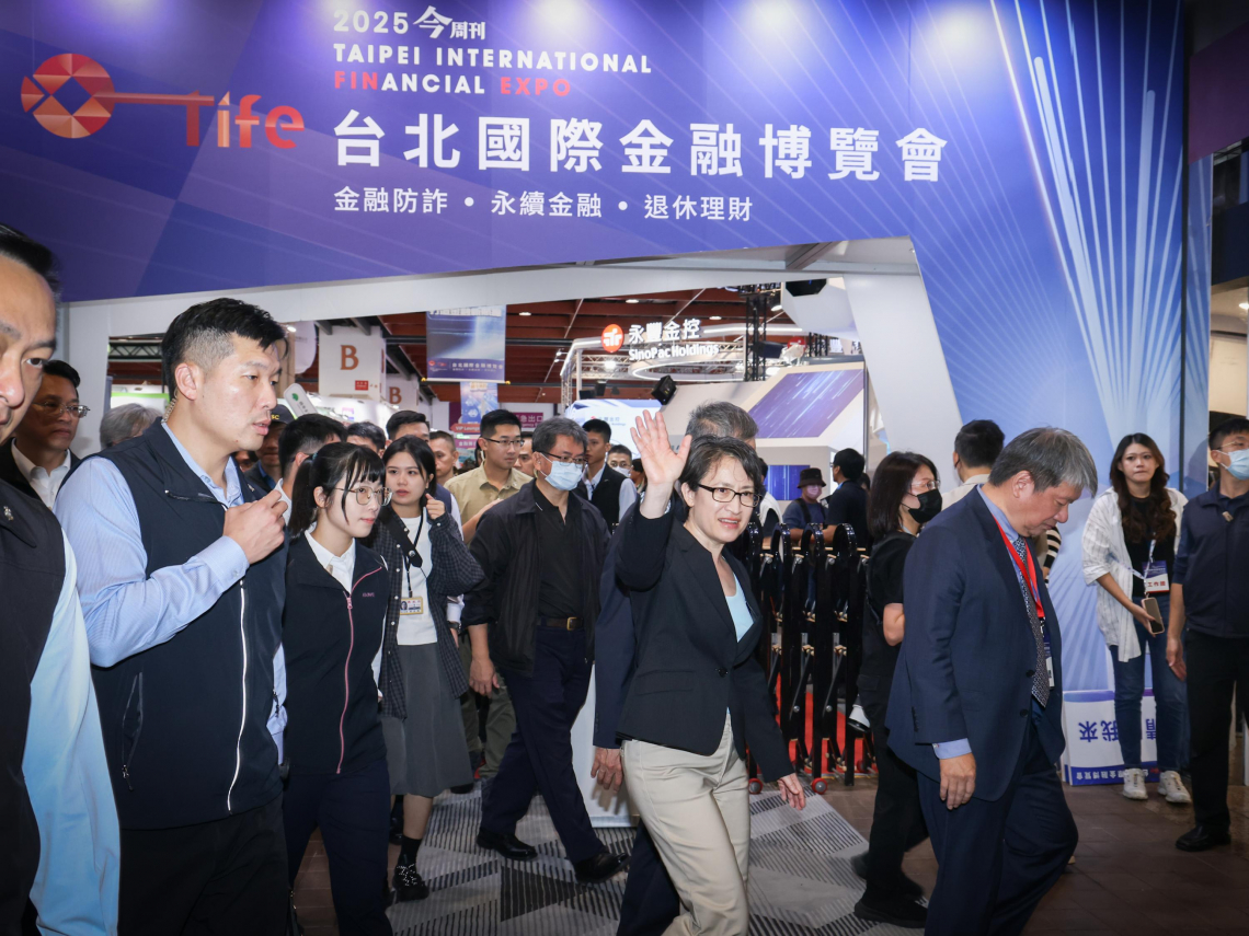 2025金博會》蕭美琴結束歐洲行直奔會場，體驗金融打詐、AI秘書！逛攤看創意：金控業服務值得肯定