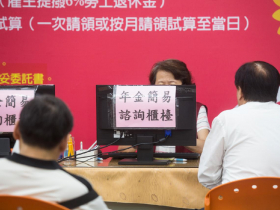 想先領勞保年金再繼續工作...要間隔多久？還要繳勞保健保？退保再續聘SOP一次搞懂