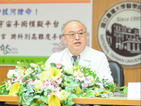 吃飯皇帝大！腸胃權威吳明賢拒絕「邊吃便當邊開會」：靠三好一心養生，曝最推薦早餐水果