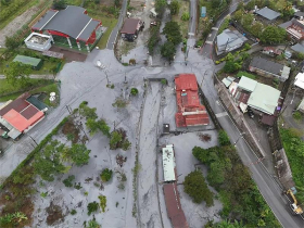 影／花蓮馬太鞍溪便橋不見了...泥流灌進明利村「泥沙逾1公尺」！台9線被水淹掉，空拍畫面曝光