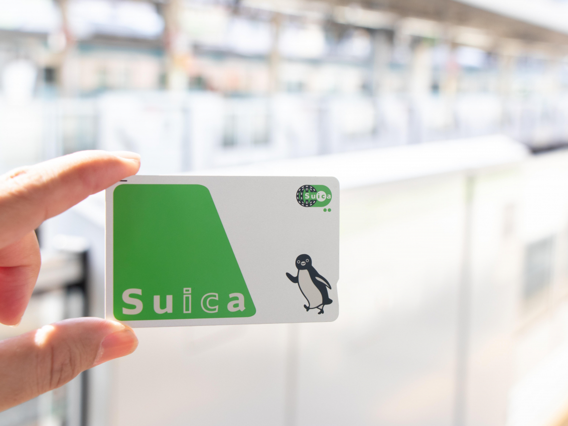 日本西瓜卡Suica企鵝陪伴25年畢業！新吉祥物誰接棒？2026額度2萬變30萬日圓，新功能曝光