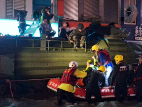 影／蘇澳淹水15年首見！1樓全淹掉、兩棲戰車馳援！蘇澳煙波飯店30車滅頂，能理賠嗎？最新聲明曝光