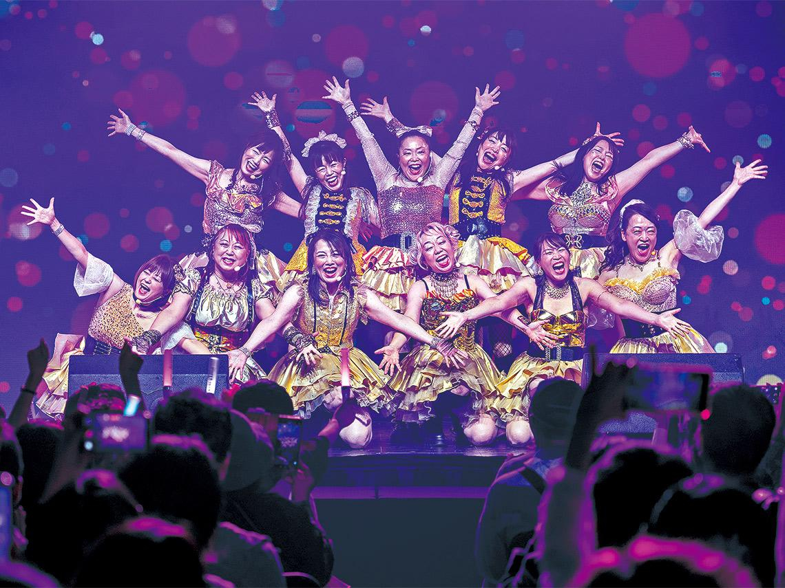 50歲參加限定！家庭主婦、農婦也能站上舞台 日熟齡偶像團體AMTRS  挑戰年齡偏見