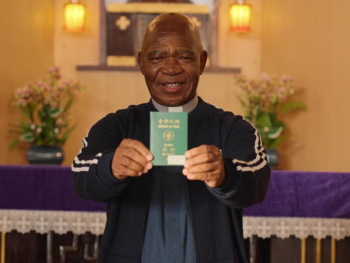 來自剛果的巧克力神父 為台灣奉獻36年 「台灣是我的家，我連作夢都講台語！」