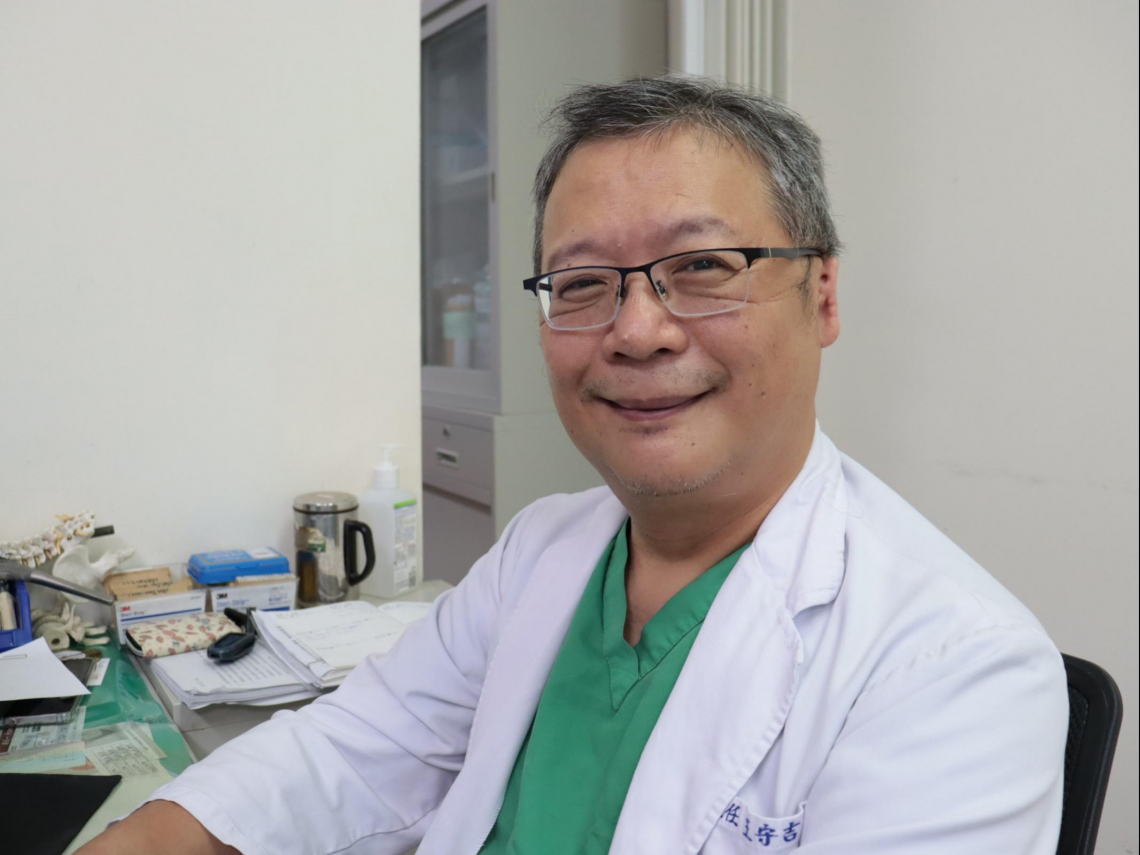 耳朵聽不到，就用心傾聽！「小耳醫師」守護偏鄉長輩22年，獲醫界奧斯卡卻說：只做我覺得對的事