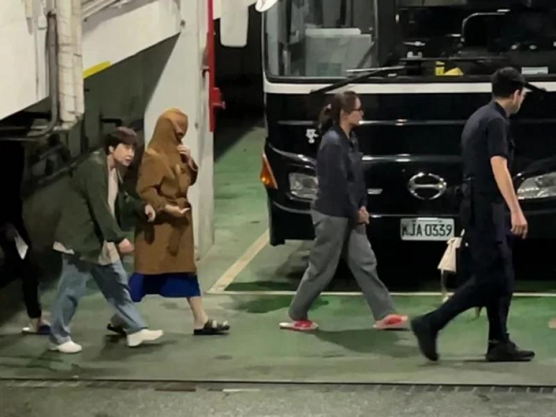 滿堂紅麻辣鍋老闆娘「兼差」幫詐團洗錢！短短數月賺上億元外快手法曝光…裁定羈押包緊緊、狼狽上囚車