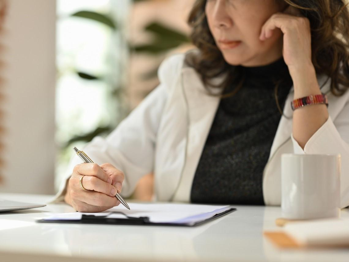 中年後明明不缺錢，卻總「窮緊張」！心理師揭「金錢焦慮」陷阱：關鍵不是錢，而是掌控感