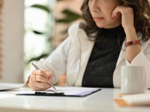 中年後明明不缺錢，卻總「窮緊張」！心理師揭「金錢焦慮」陷阱：關鍵不是錢，而是掌控感