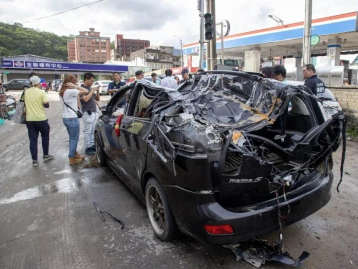 AAV-7兩棲突擊車救災壓毀Volvo、Mazda變這樣…卓榮泰喊和他1人賠1台，顧立雄：不會讓官兵扛責