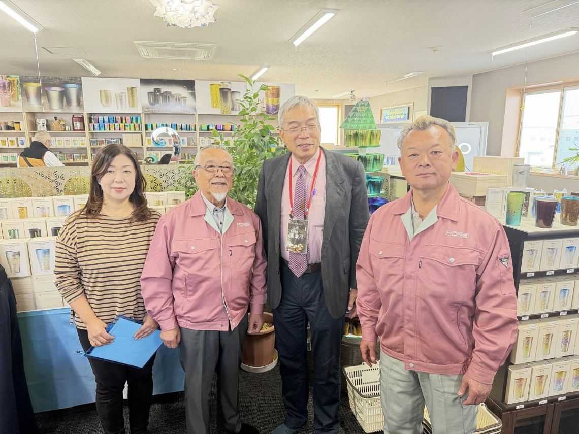 從汽車排氣管做到彩色鈦金屬杯…80歲老闆年年都得日本創新技術獎！謝金河讚：中小企業轉型的典範