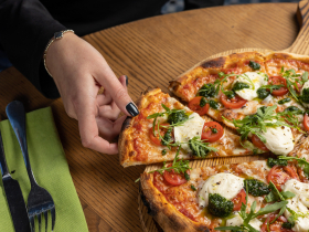 影／酸台遊客點餐小氣、拍片Po網「猜哪裡人」！義大利披薩店老闆遭1星灌爆…道歉稱「愛開玩笑」