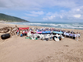 《今周刊》還海行動清出895公斤海廢，小朋友直呼海邊好髒！淨灘像「挖寶」，輪胎、馬桶蓋都能遇到