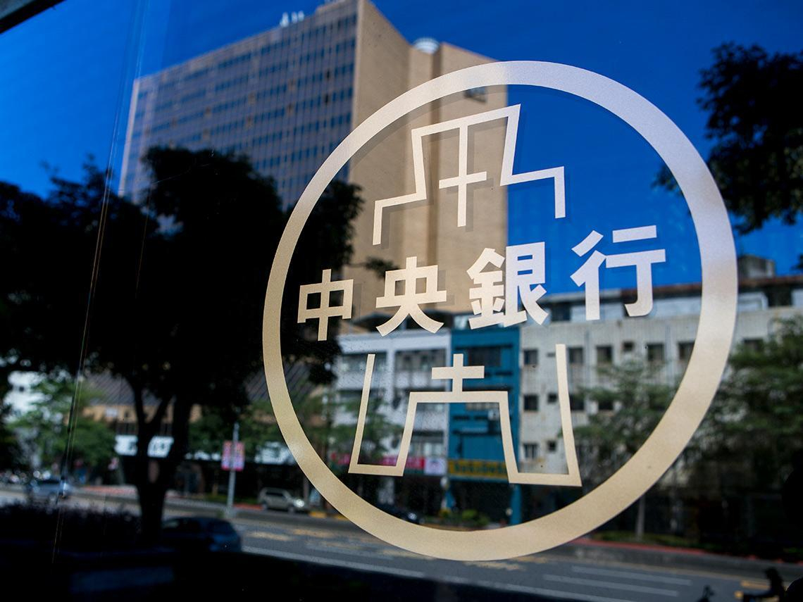 為何「台灣病」本質是政策陷阱？程世嘉：央行處境尷尬像人質...若台幣大幅升值，壽險業曝險將蒸發