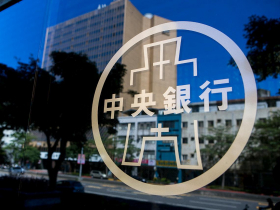 為何「台灣病」本質是政策陷阱？程世嘉：央行處境尷尬像人質...若台幣大幅升值，壽險業曝險將蒸發