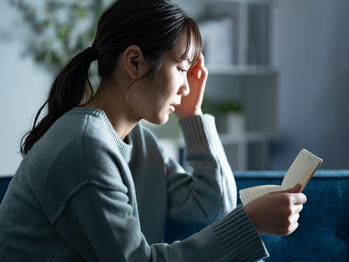 女兒獨照失智父，兩年花光600萬「一張收據也沒有」！親手足為安養費反目成仇…專家揭3件事越早做越好