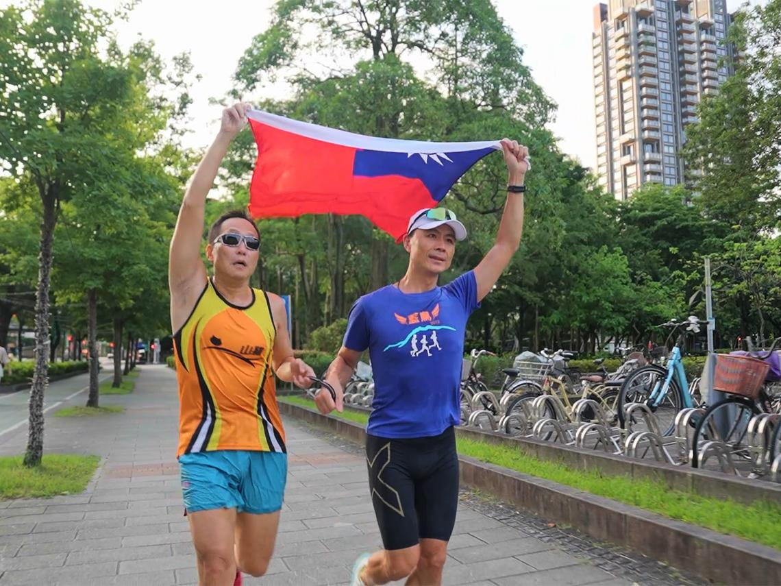 披著國旗跑向終點！成功挑戰數十場國際比賽，視障馬拉松選手洪國展：讓全世界看見台灣