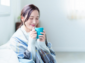 入冬手腳冷得像冰棒？中醫教你分辨是「火力不足」或「循環卡住」：5招升溫自救，每天暖回來