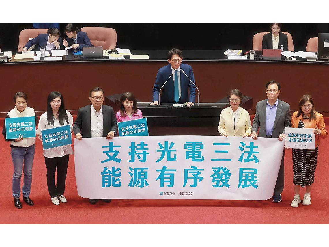 藍白倉促修法  六大環團憂心淨零目標將成空  光電環評全面加嚴  企業綠電缺口恐擴大