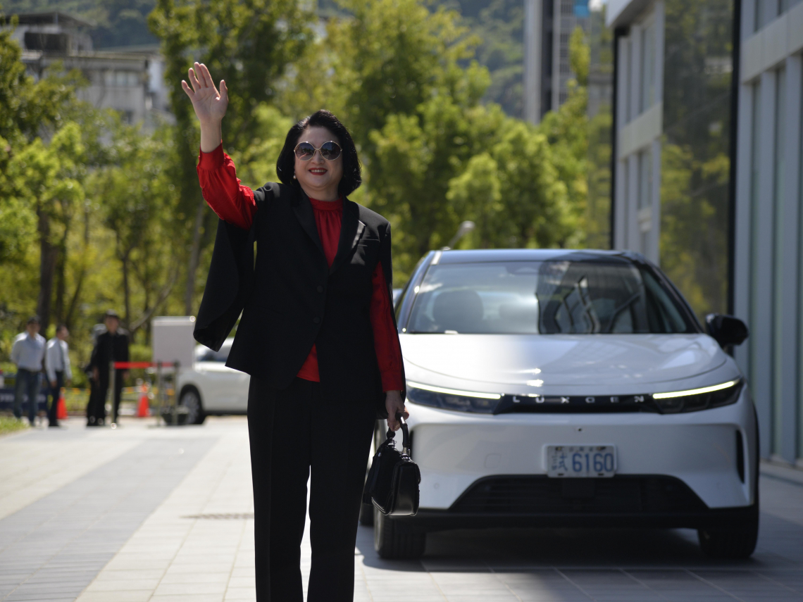 納智捷賣鴻華？n5上市日？裕隆：鴻海科技日由鴻華說明！嚴陳莉蓮為嚴凱泰圓夢曾不捨試新車，放手往前走？