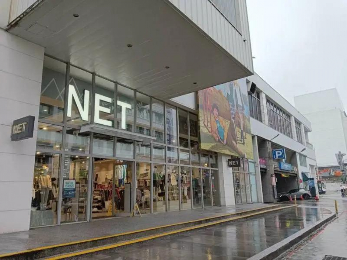 阿嬤行動不便想買衣「只能在店外看」…NET店員拿到門口彎腰介紹！網曝多年暖舉：用新台幣支持台灣品牌