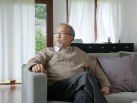 78歲老翁存1400萬卻超小氣，嗆兒「別妄想我遺產」、帶孫吃飯不付錢，家人心寒「把錢進棺材吧」晚年孤單淒涼