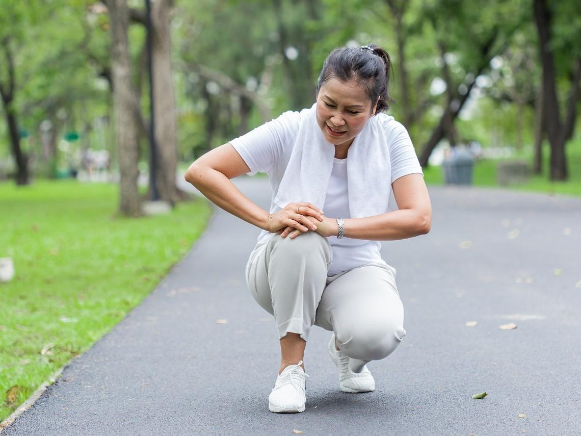 退化性膝關節炎「年輕化」，一堆人50出頭就痛！醫推6招救膝蓋：爬樓梯也變輕鬆