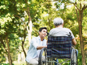  「怕被說不孝」差點毀了我！獨子顧臥病父5年告白：孝順不一定要親力親為...長輩何時該送機構？醫揭6大警訊