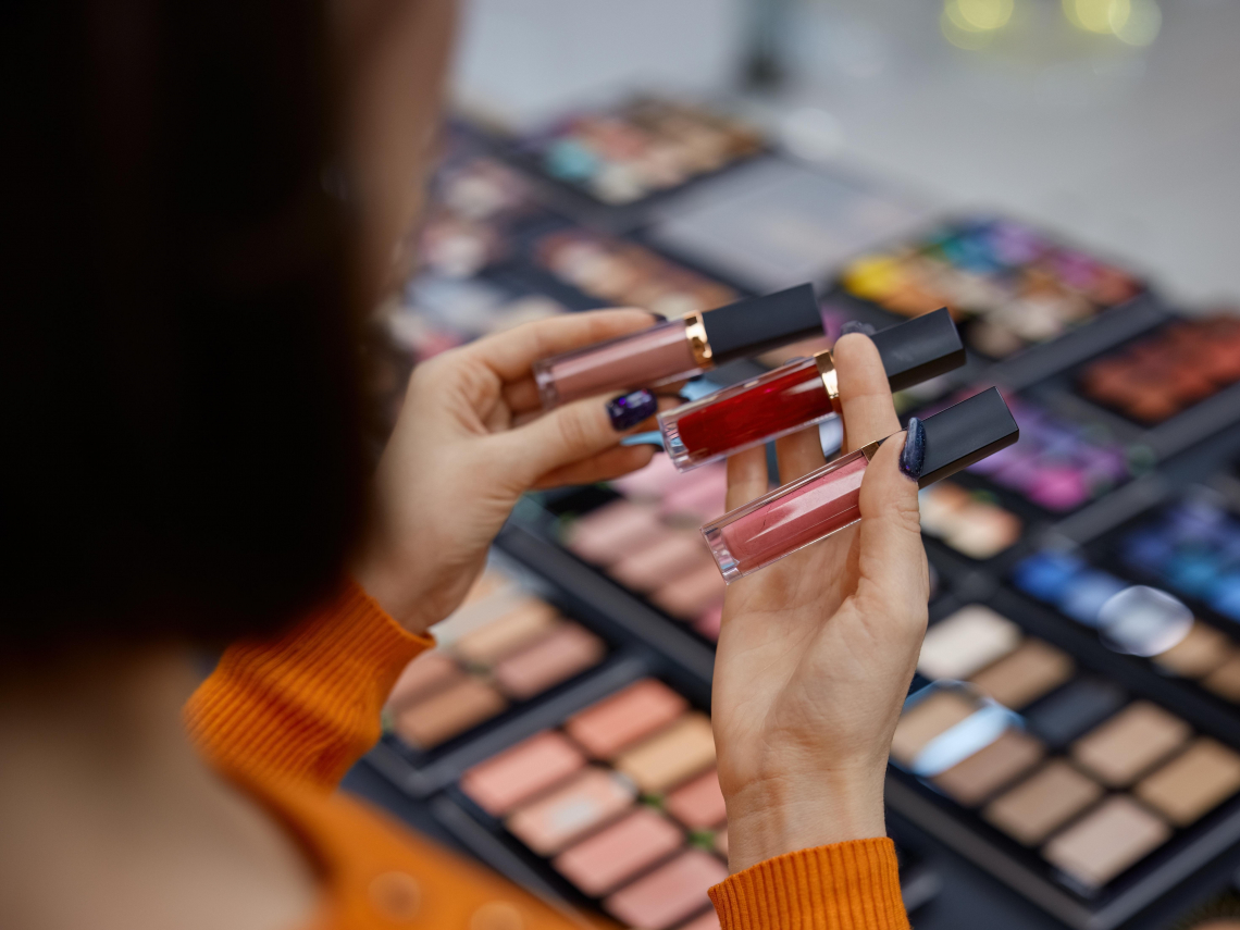 台灣首見化粧品驗出蘇丹紅！歐萊德、綠藤生機、未來美14家品牌中鏢…產品清單、廠商回應最新整理