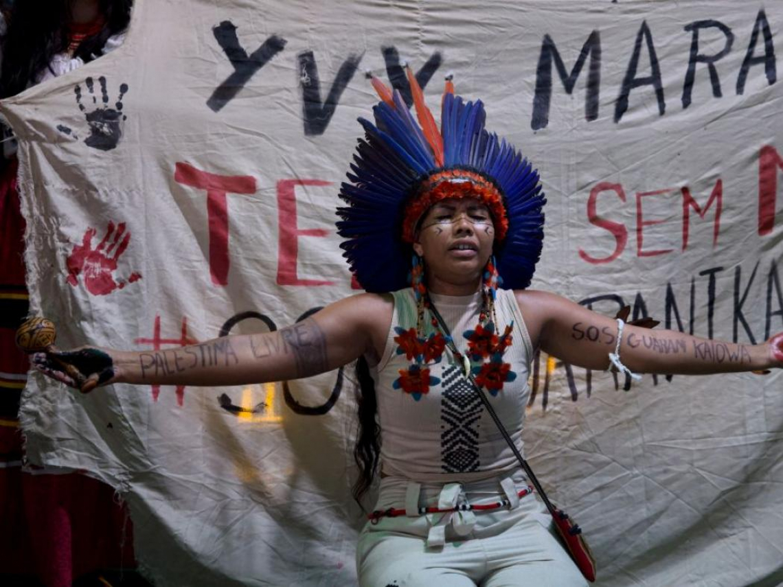 COP30 閉幕現場／淘汰化石燃料被刪、談判卡關，原住民闖入藍區高喊「政治正在殺死我們的河流森林」【圖輯】