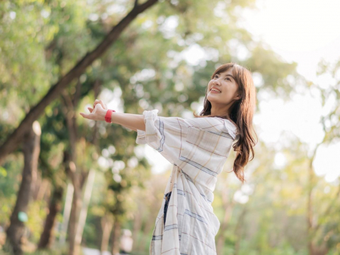 睡滿8小時還是累？醫曝「睡眠不規律」易焦慮、代謝亂！4招找回生理節律，別讓身體天天「調時差」