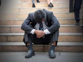 營造老闆存1600萬退休「愛面子買豪車、投資600萬慘賠」交棒兒子才2年，70歲低頭求回公司，一句話讓他醒悟