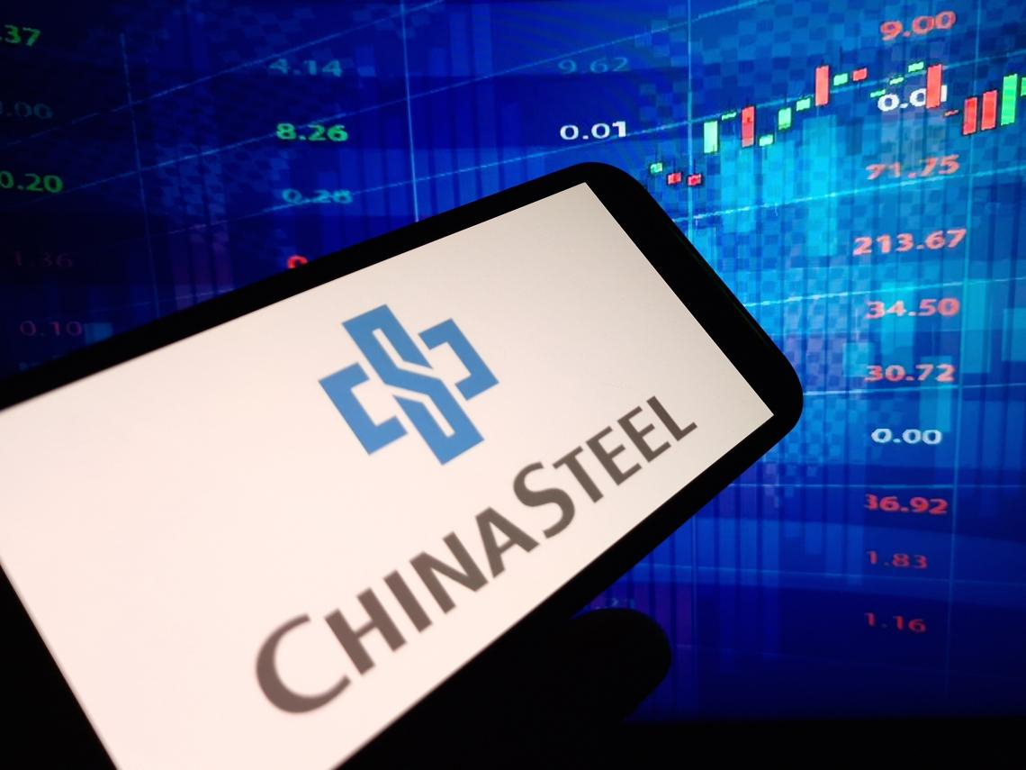 中鋼股價10年新低，跌到17.X元「股東卻攀高130萬」，為什麼大家還敢買？老牌定存股未來只剩一條生路