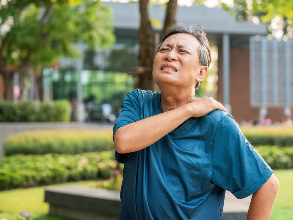 別再一痛就躺平！秋冬腰背痛激增，復健科醫推3保養原則：熱敷先止痛，千萬別久坐「越冷越要動」