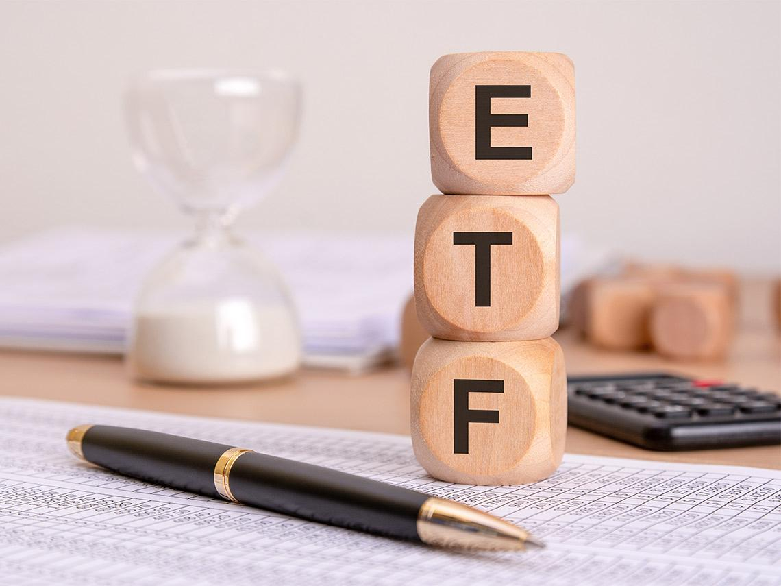 今年績效落後市值型  歲末換股潮牽動買氣  高息ETF吹反攻號角  金融電子兩手抓