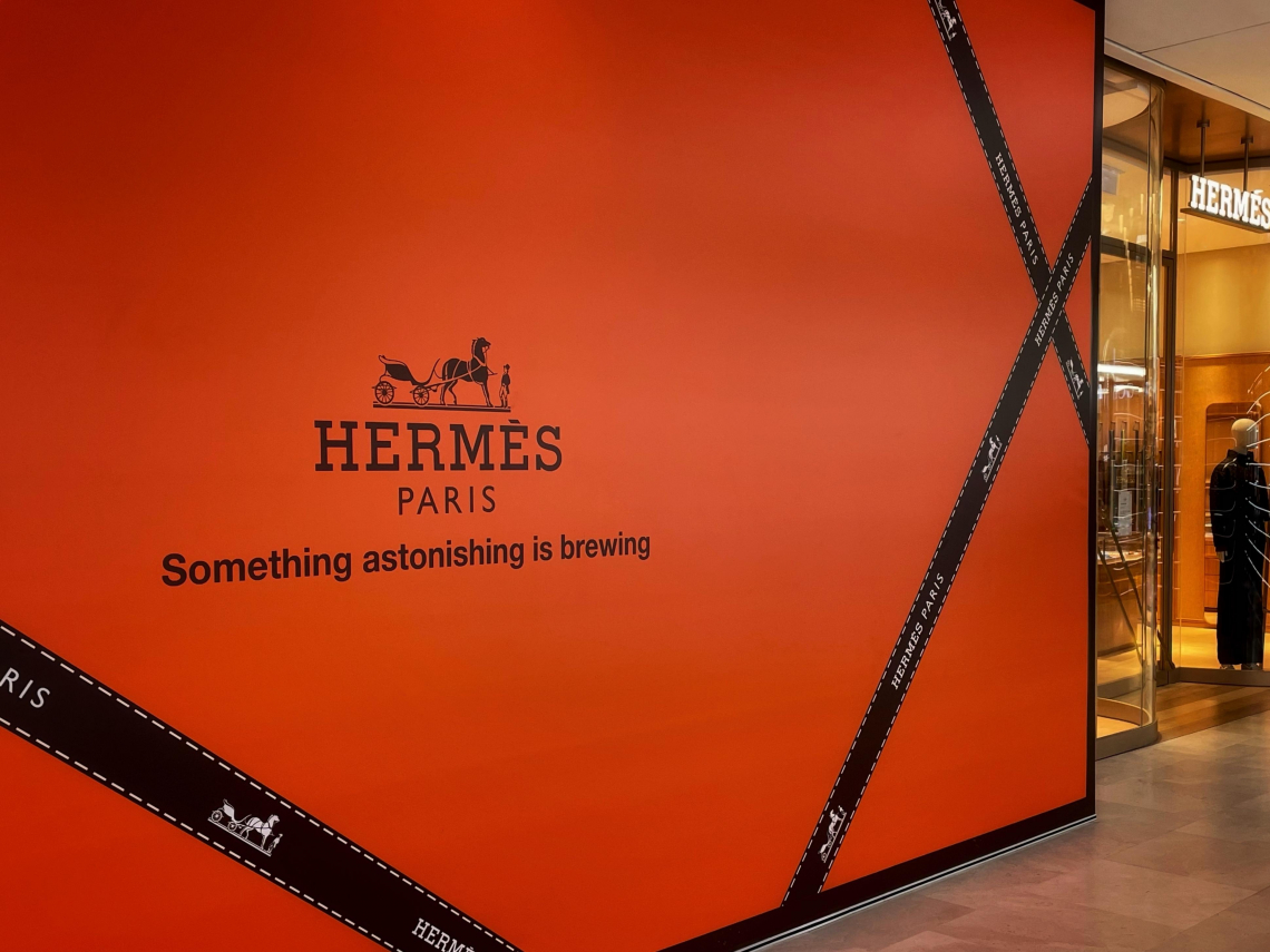 世紀詐騙！82歲愛馬仕繼承人昔擁4700億資產，現搭廉航經濟艙、靠接濟過活…身邊的人如何騙他最深？